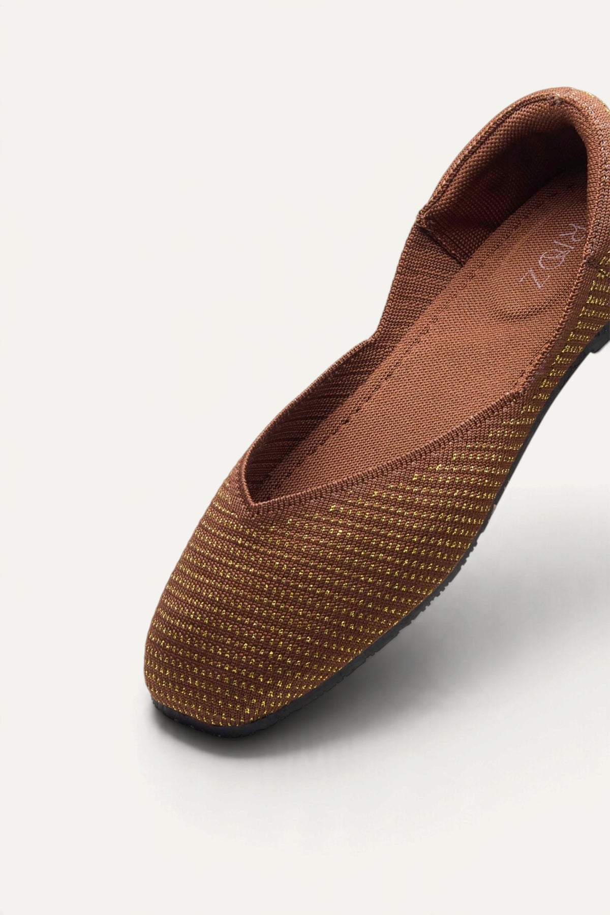 Sitara Juttis in Brown Gold, shimmer knit close-up