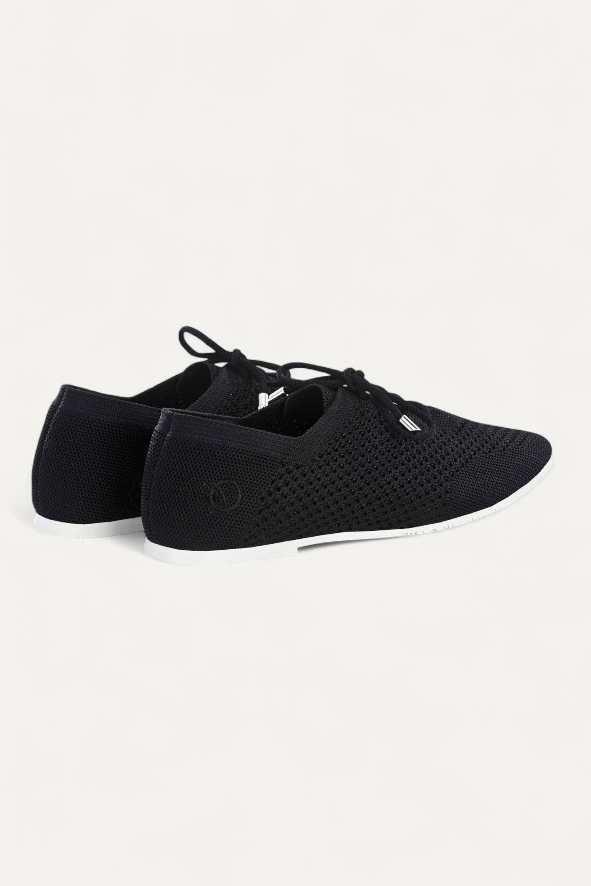 rioz store- sneakers for women- lace up sneakers - eco friendly shoe-sustainable footwear-black loafers