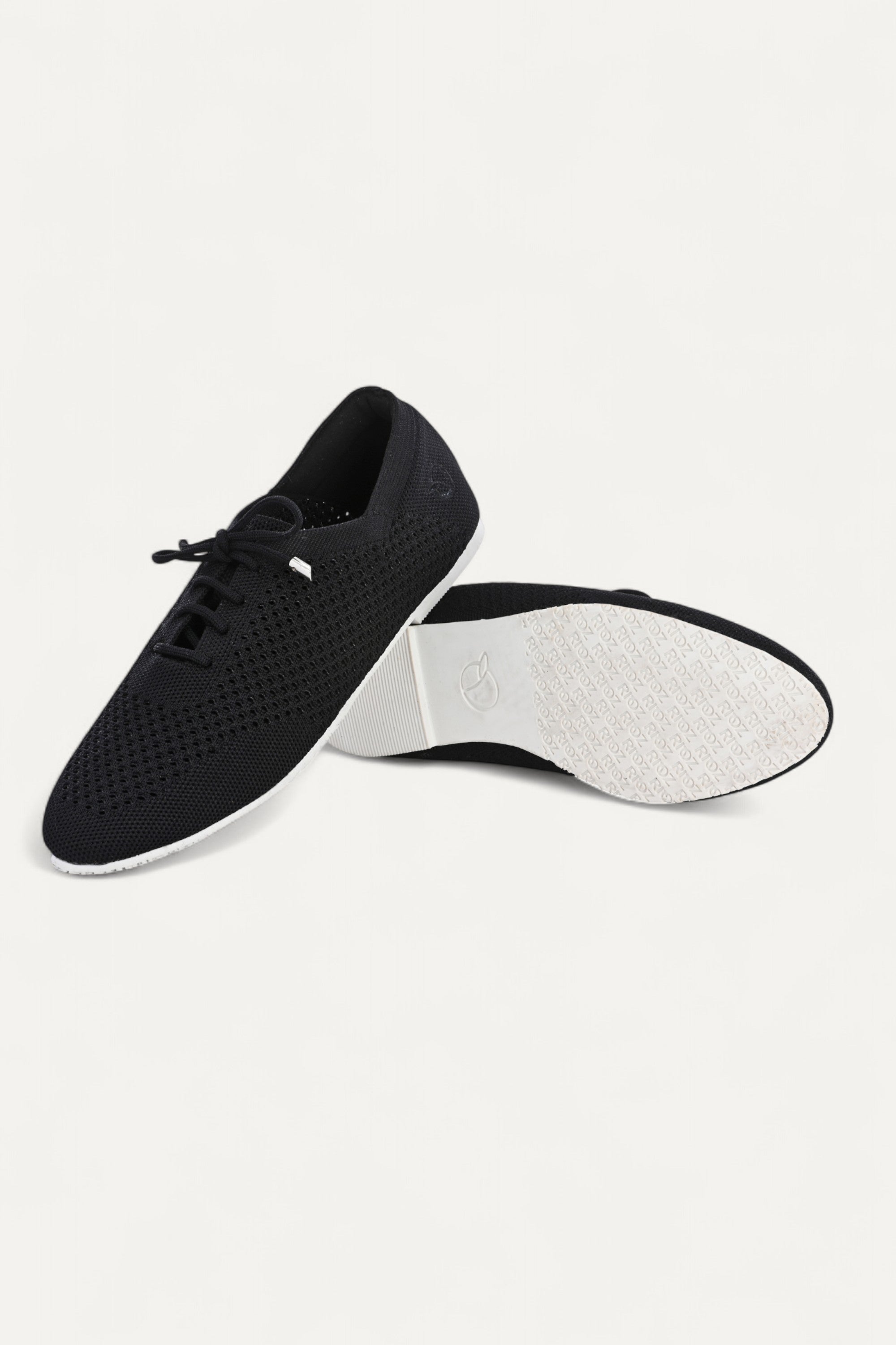 rioz store- sneakers for women- lace up sneakers - eco friendly shoe-sustainable footwear-black loafers