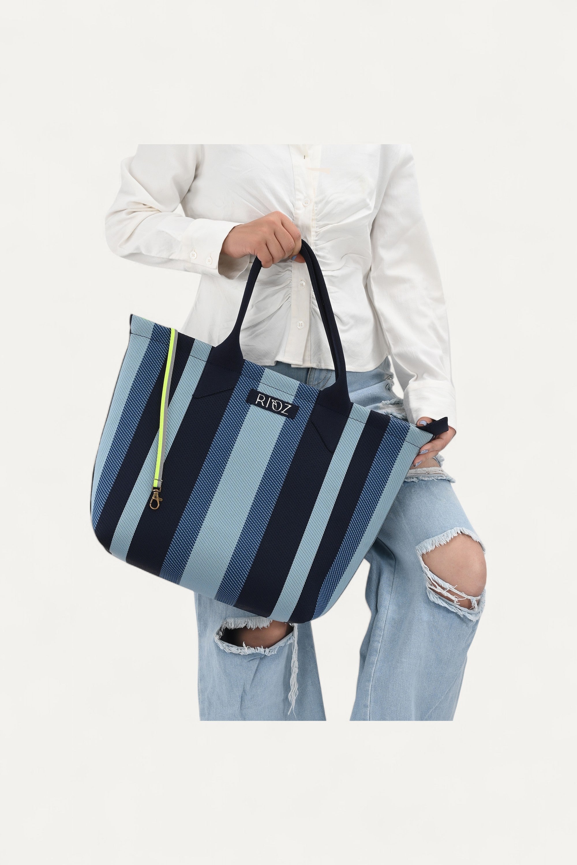 rioz-Eco-friendly zipper tote bag for women—sustainable, spacious, and made from recycled materials, ideal for everyday use and conscious living.