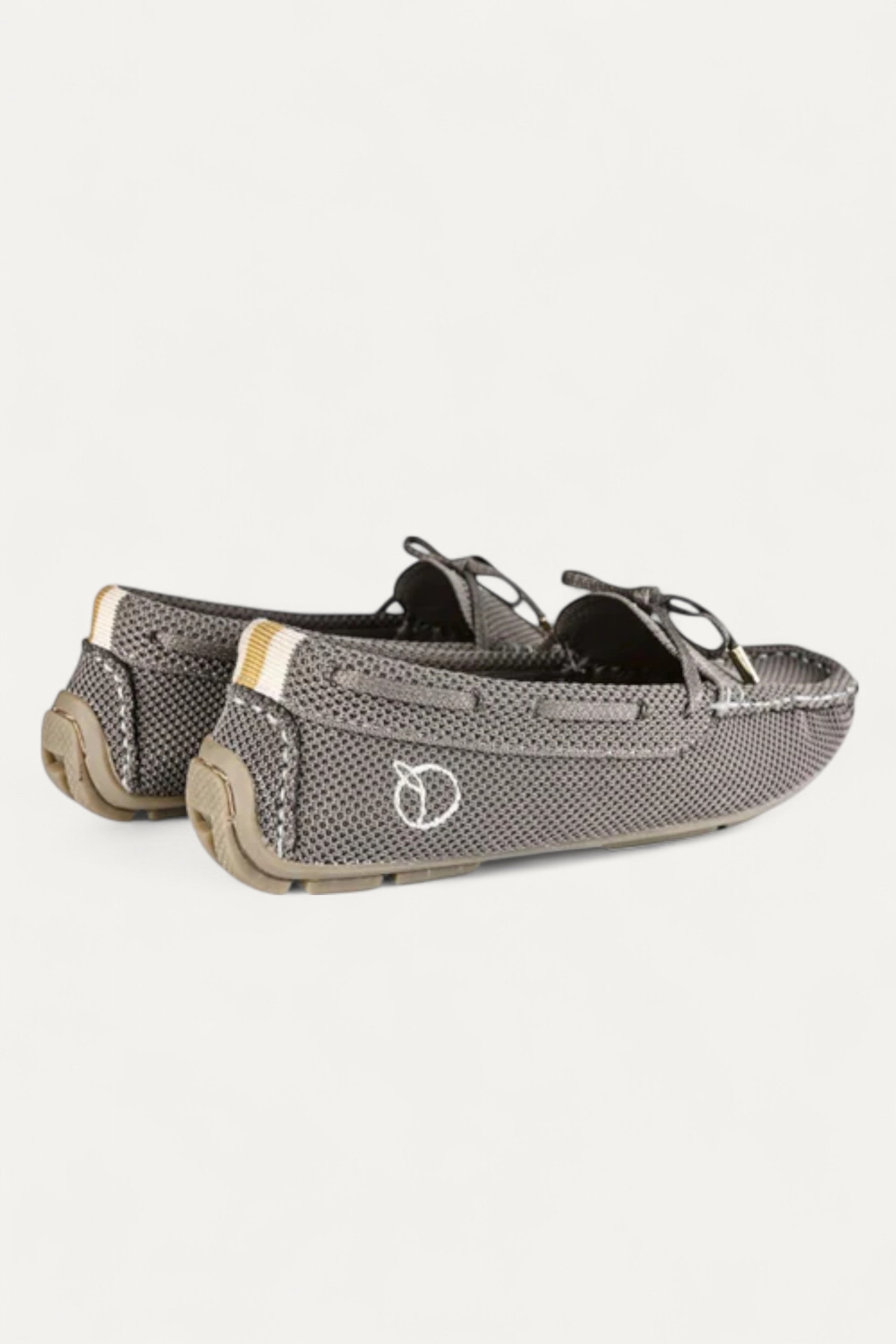 Rioz: Eco-friendly and sustainable women’s loafers with lace made from recycled materials, stylish and comfortable for everyday wear.