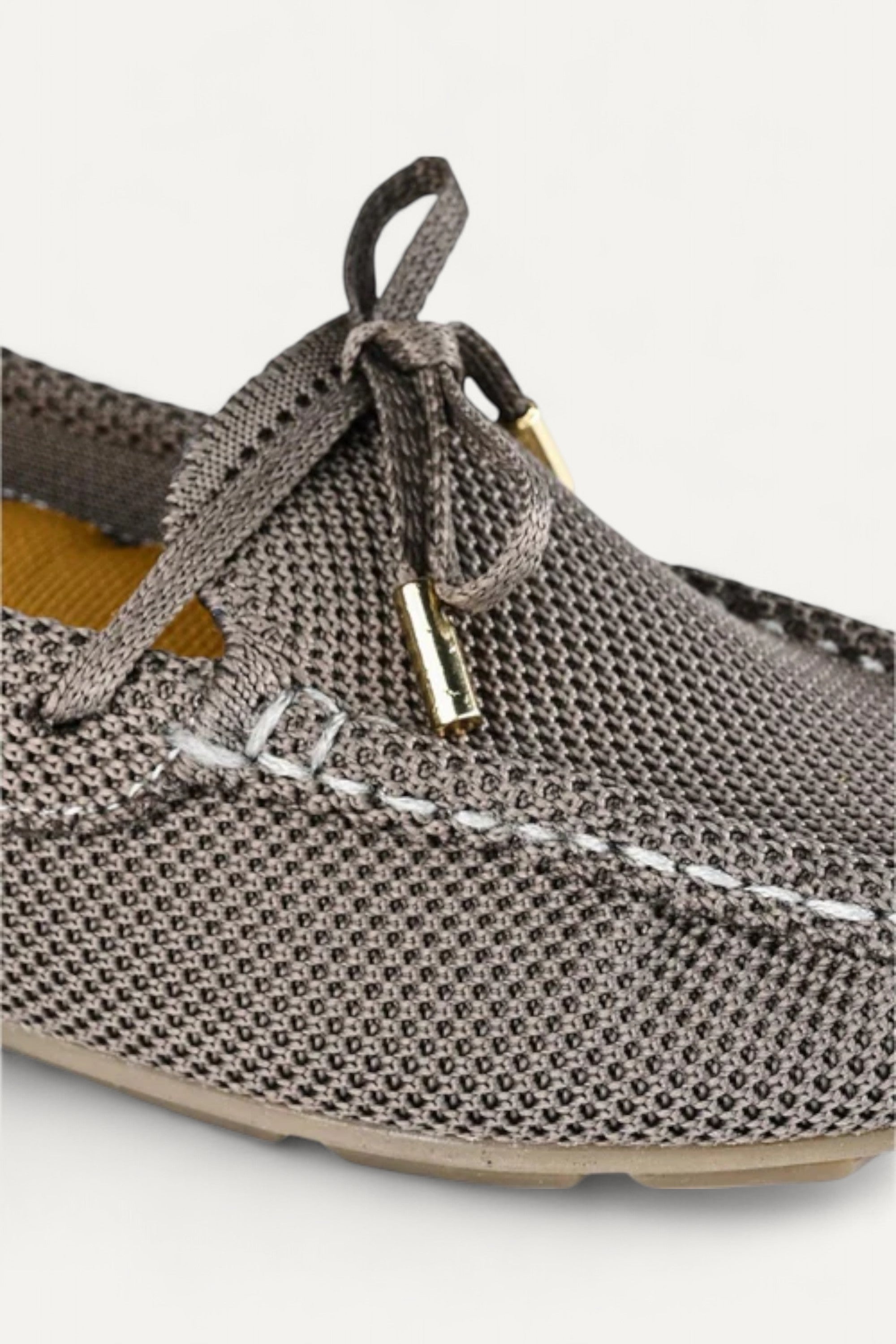 Rioz: Eco-friendly and sustainable women’s loafers with lace made from recycled materials, stylish and comfortable for everyday wear.