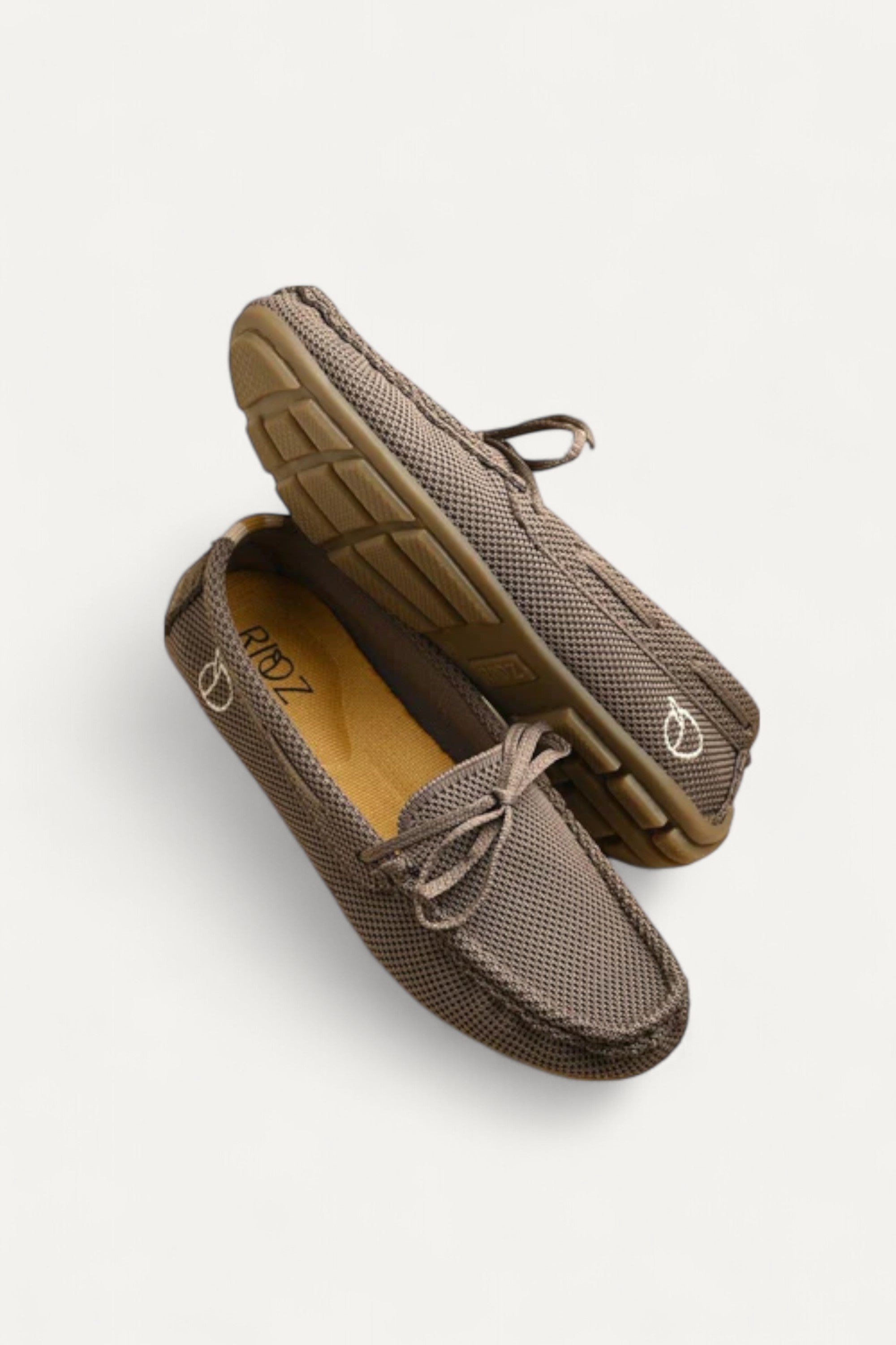 Rioz: Eco-friendly and sustainable women’s loafers with lace made from recycled materials, stylish and comfortable for everyday wear.