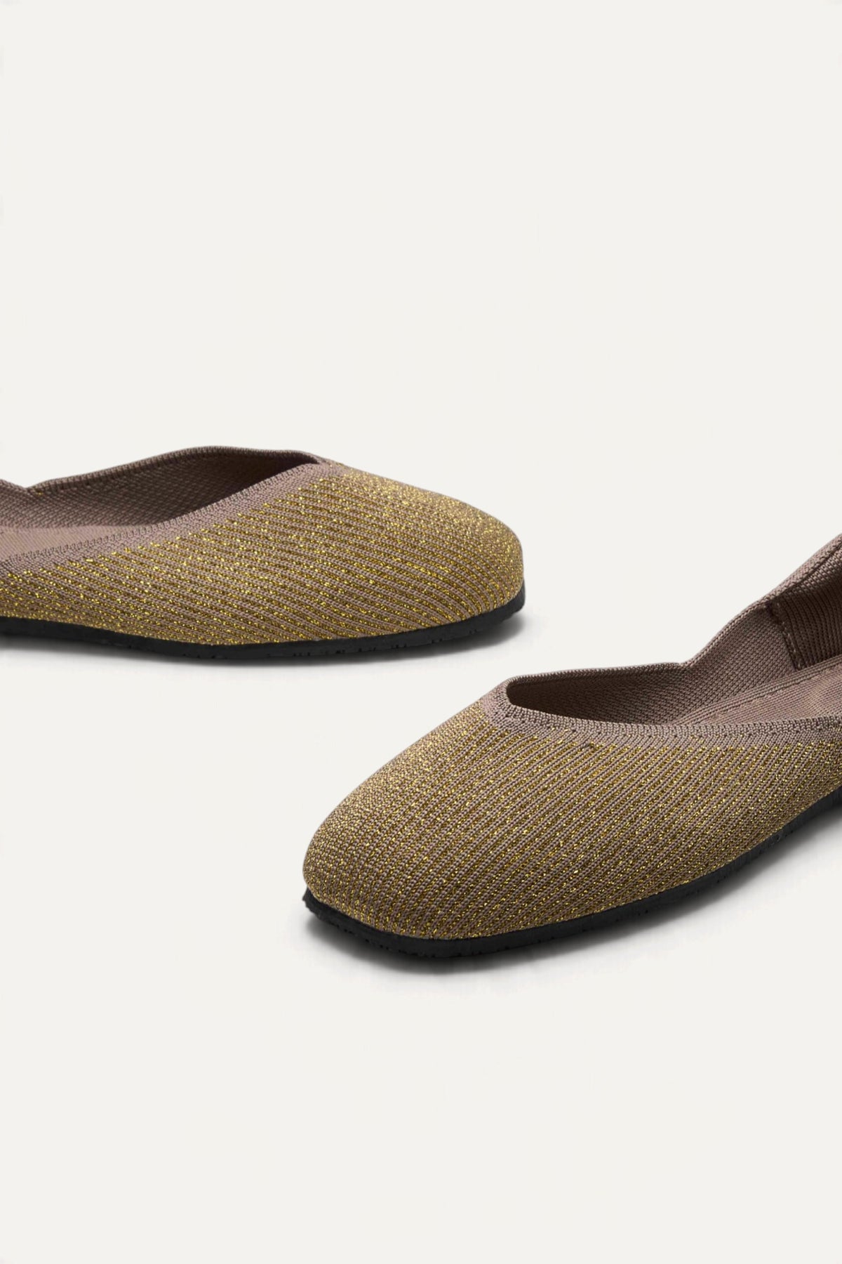 Sitara Juttis in Taupe Gold, pair, front view