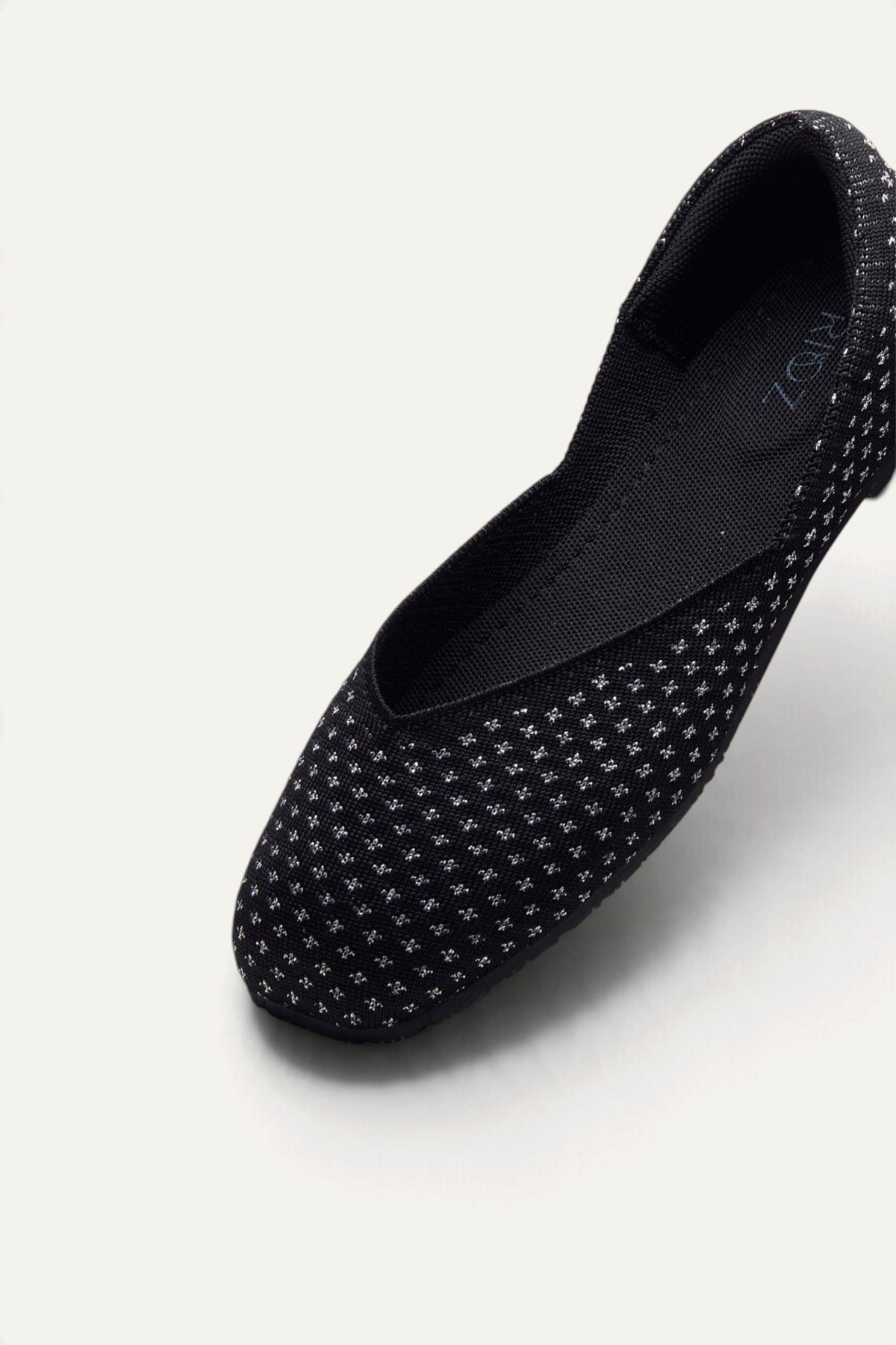 Sitara Juttis in Black Silver, shimmer knit close-up