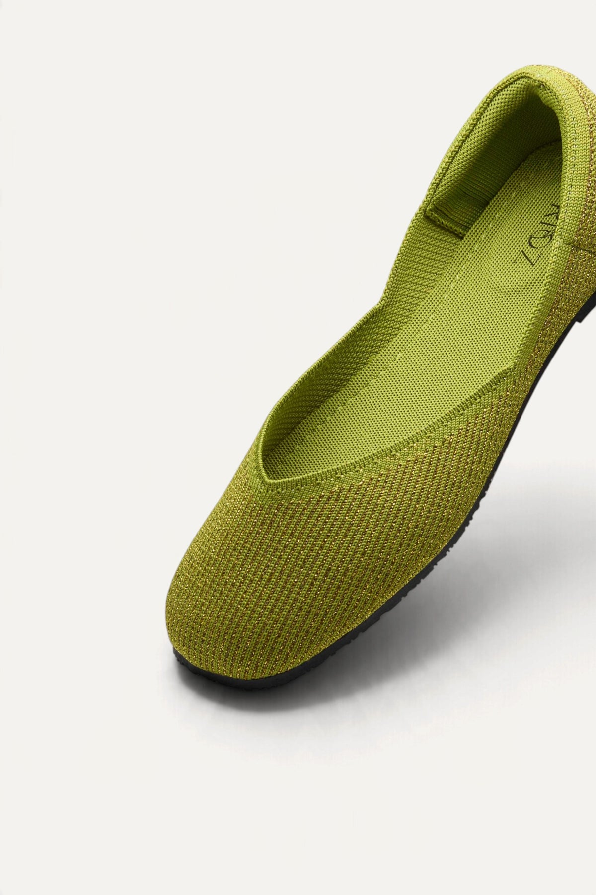 Sitara Juttis in Green Gold, shimmer knit close-up