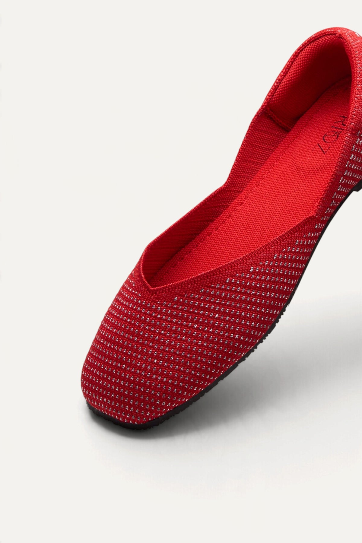 Sitara Juttis in Red Silver, shimmer knit close-up