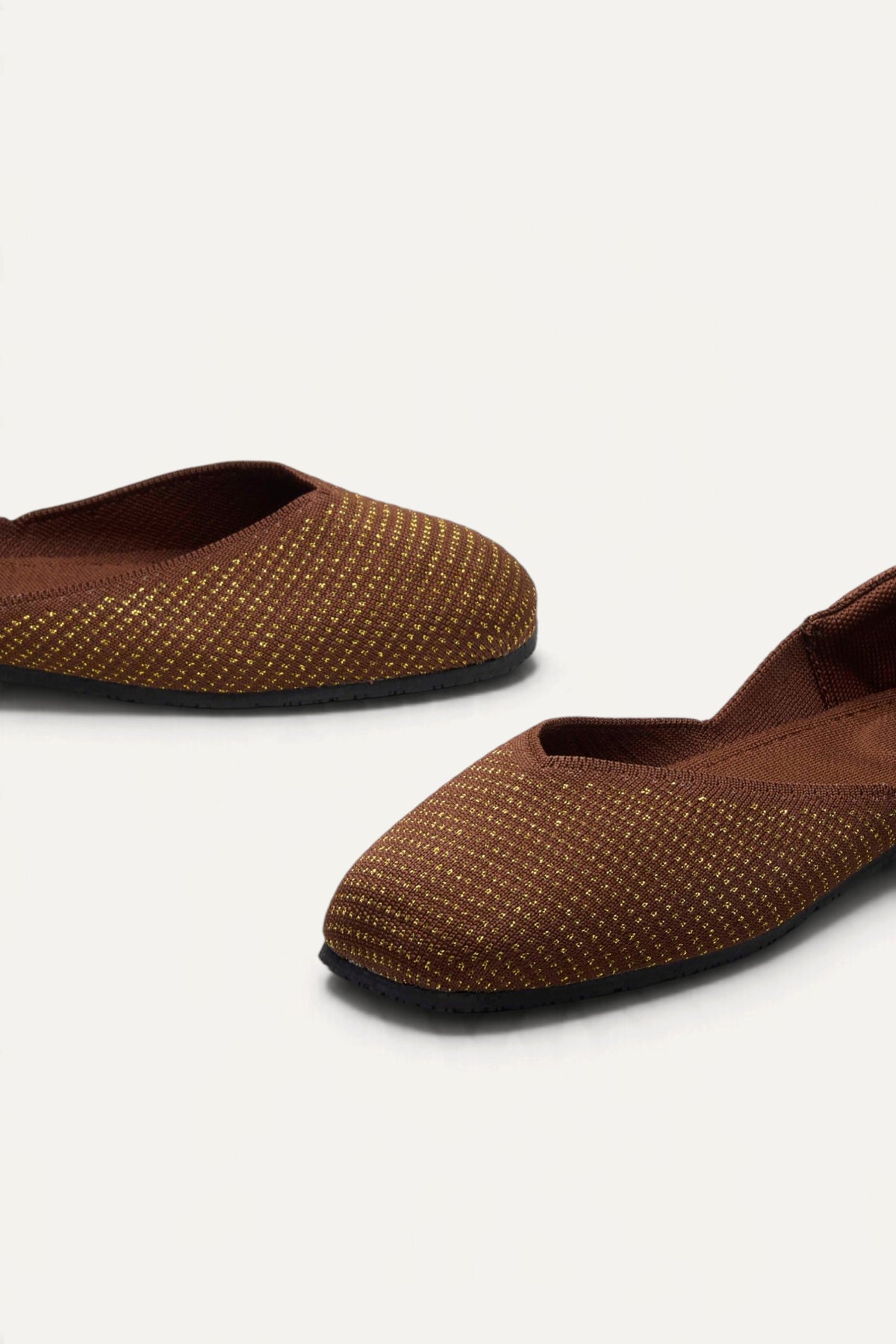 Sitara Juttis in Brown Gold, pair, front view