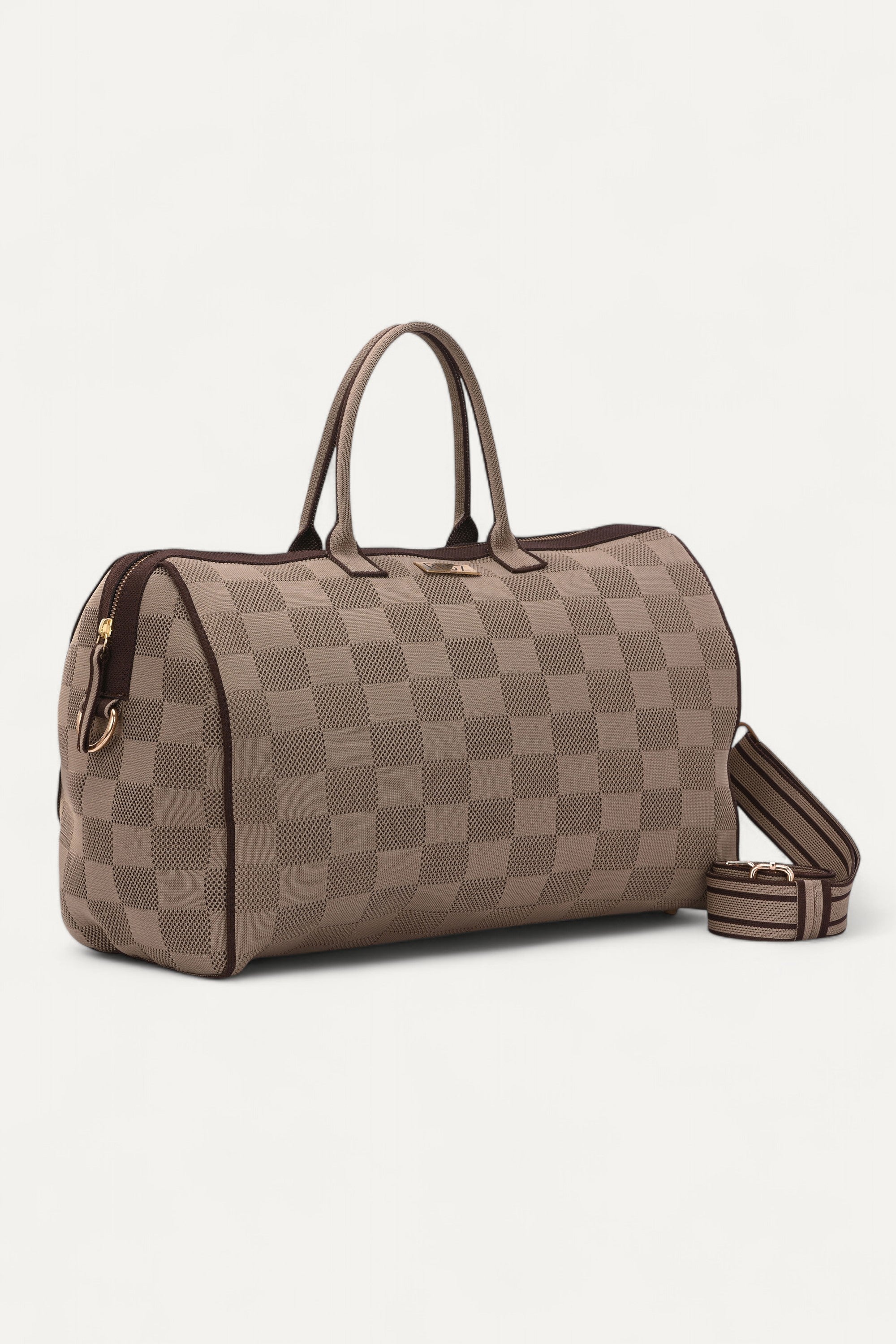 Eco-friendly travel duffle bag—spacious, lightweight, and made from sustainable recycled materials, perfect for stylish and conscious travel.

