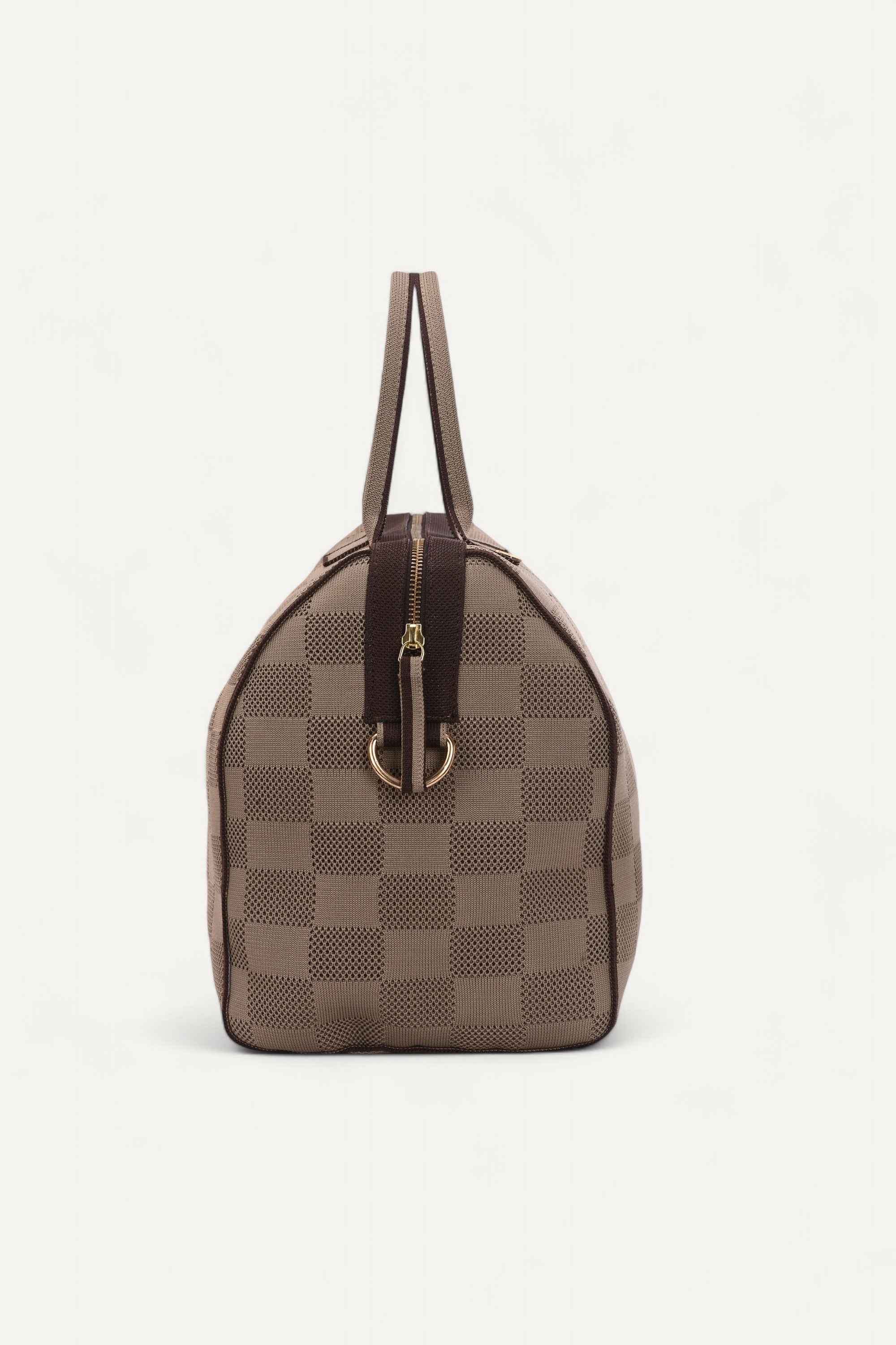Eco-friendly travel duffle bag—spacious, lightweight, and made from sustainable recycled materials, perfect for stylish and conscious travel.

