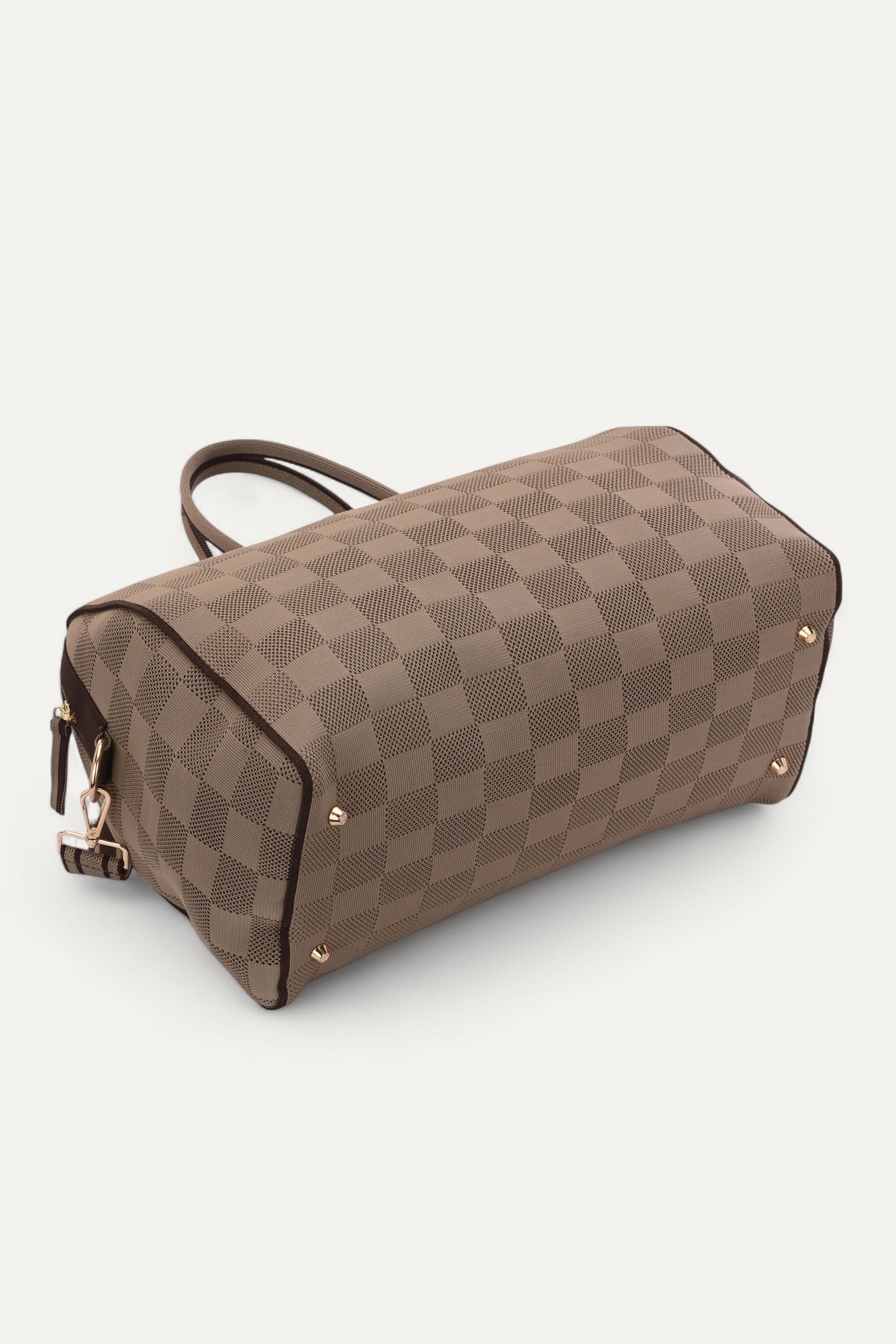 Eco-friendly travel duffle bag—spacious, lightweight, and made from sustainable recycled materials, perfect for stylish and conscious travel.

