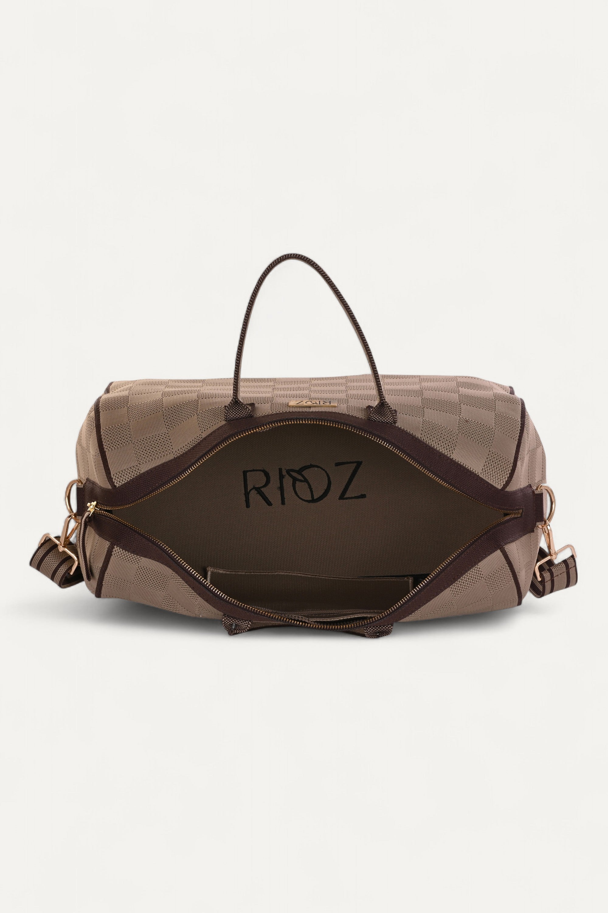 Eco-friendly travel duffle bag—spacious, lightweight, and made from sustainable recycled materials, perfect for stylish and conscious travel.

