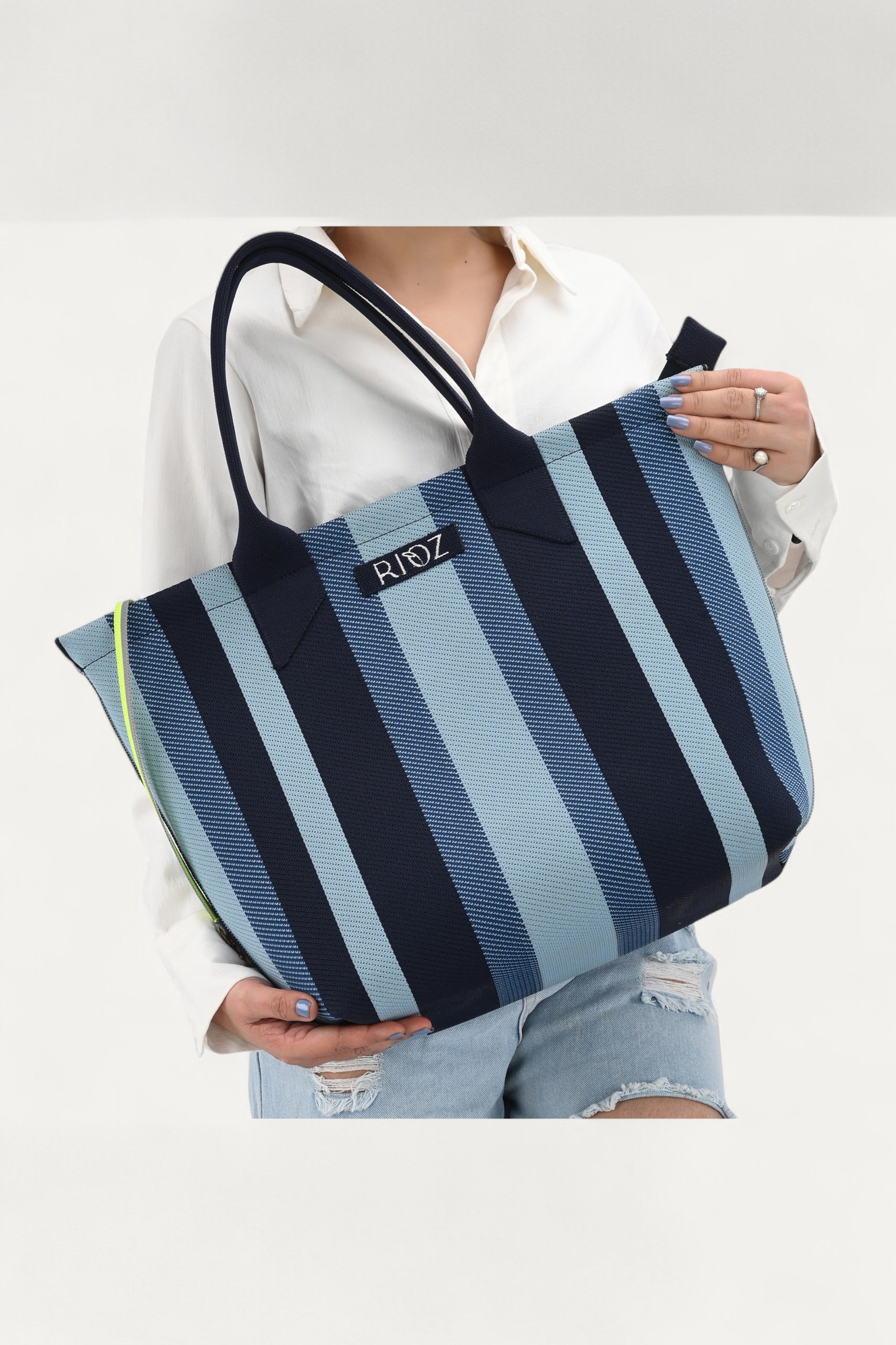 rioz-Eco-friendly zipper tote bag for women—sustainable, spacious, and made from recycled materials, ideal for everyday use and conscious living.